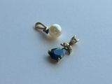 gros plan d'une paire de boucles d'oreilles sur une surface blanche