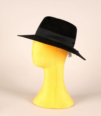 un chapeau noir posé sur la tête d'un mannequin, sur fond blanc