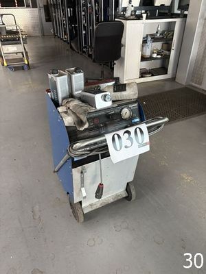une photo d'une machine qui se trouve dans un entrepôt