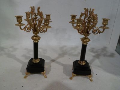 paire de chandeliers anciens en laiton sur des socles en marbre noir