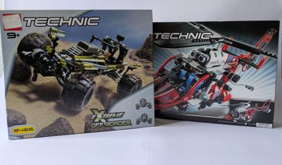deux véhicules lego technic sont assis côte à côte sur une surface blanche