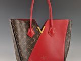 un sac à main Louis Vuitton avec un intérieur rouge et marron