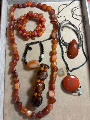 une boîte avec un tas de bijoux à l'intérieur