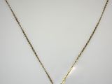 un collier à chaîne en or avec un pendentif en forme de cœur sur fond blanc