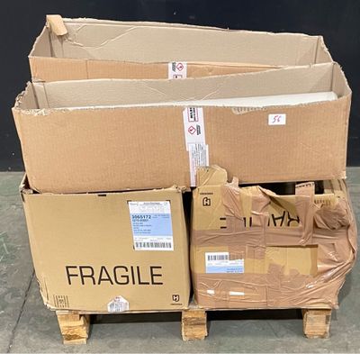 une pile de cartons posée sur une palette au sol
