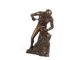 statue en bronze représentant un homme tenant un couteau, assis sur un rocher
