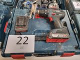 de nombreux outils qui se trouvent sur une boîte bleue