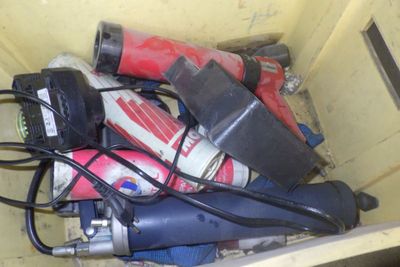 tout un tas d'outils rangés ensemble dans un bac