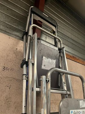 une échelle fixée au mur