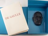 une boîte ouverte contenant un livre et une statuette