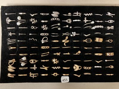une photo d'une collection de bijoux en or et en argent
