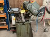 une machine posée sur une table dans une pièce