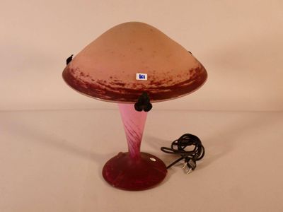 une lampe posée sur une table, à laquelle est relié un cordon