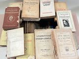 de nombreux livres anciens empilés les uns sur les autres sur une table