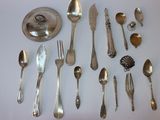 beaucoup de cuillères et de fourchettes sur la table