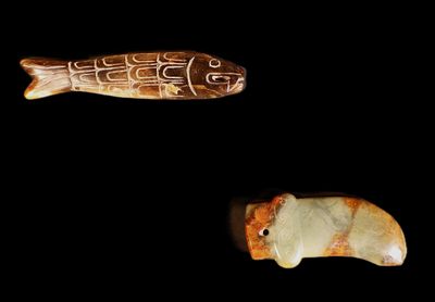 Chine. Deux pendentifs –amulettes en jadéite.