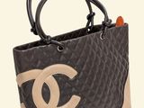un sac noir orné d'un logo beige et noir