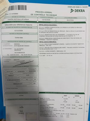 gros plan d'une feuille de papier sur une table