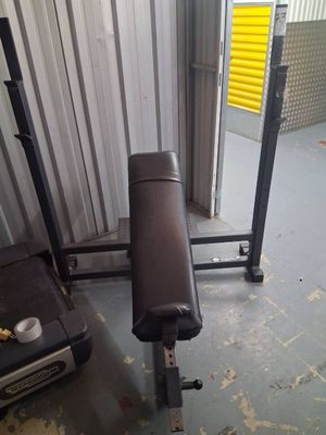 une photo d'un équipement de musculation installé dans un garage