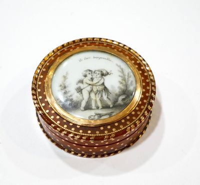 une petite boîte sur laquelle figure une image, posée sur une surface blanche