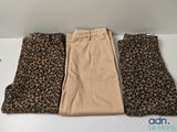trois pantalons à imprimé léopard posés sur une table