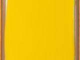 une peinture représentant un carré jaune dans un cadre en bois sur fond blanc