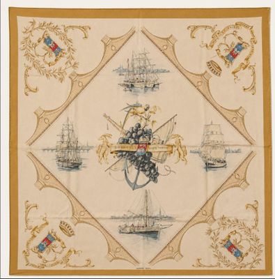 une photo d'un foulard carré orné d'un motif représentant des bateaux