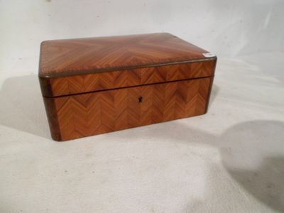 une vieille boîte en bois posée sur une surface blanche