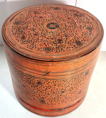 Boîte cylindrique à couvercle contenant un pot-pourri ; des …