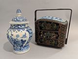 un petit vase bleu et blanc à côté d'une petite boîte bleue et blanche