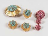 trois paires de boucles d'oreilles en strass turquoise et rose et une broche