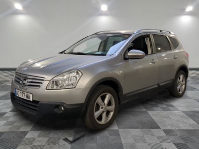 une photo d'un SUV argenté garé dans un garage