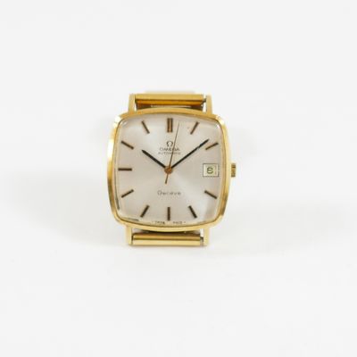 une image représentant une montre en or avec un cadran blanc sur fond blanc