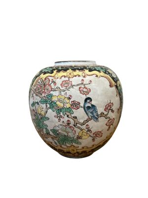 CHINE Pot à gingembre en émaux polychrome de la famille rose…