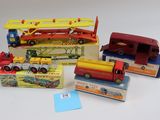 quatre camions miniatures placés les uns à côté des autres
