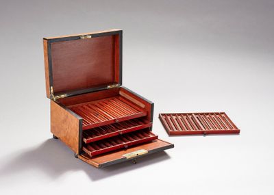 une boîte en bois contenant un paquet de cigares