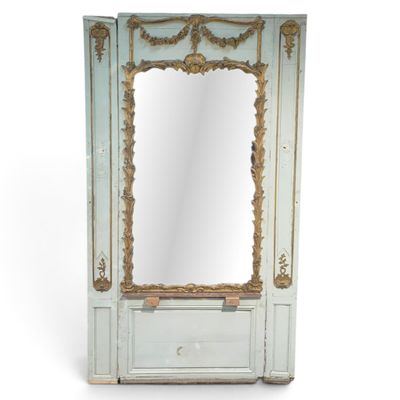 un miroir blanc et doré posé sur un meuble en bois