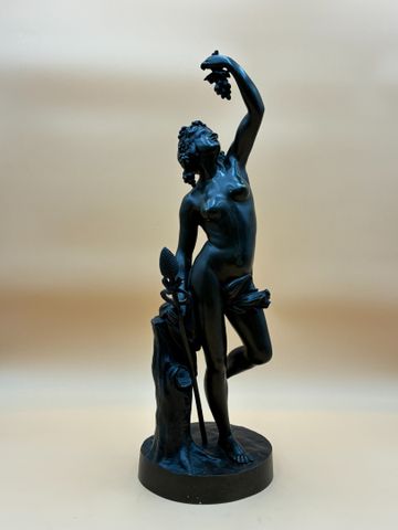 Sculpture « déesse du vin » en bronze patine brune. Non signée. H