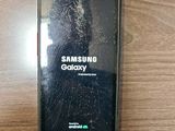 un Samsung Galaxy S8 cassé posé sur une table en bois