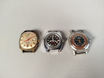 trois types de montres posées sur une surface blanche