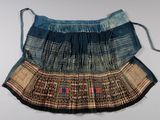 une photo d'une jupe confectionnée à partir de vieux jeans et de tissu