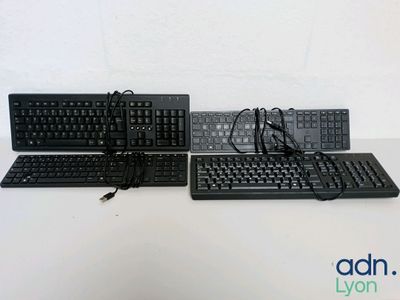 deux claviers et une souris posés sur une table