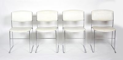 SOUDEXVINYLE. Suite de quatre chaises blanches à piètement m…