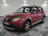 la photo d'une voiture rouge garée dans un garage