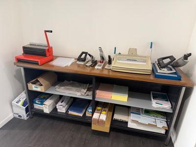 un bureau sur lequel se trouvent tout un tas de fournitures de bureau