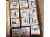 une boîte en carton remplie de nombreuses sortes de piles