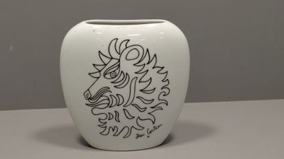 un vase blanc orné d'un dessin représentant un cheval