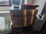une photo d'une cuisine équipée d'un lave-vaisselle et d'un lave-vaisselle