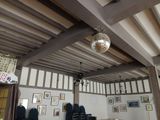 une pièce avec une boule à facettes suspendue au plafond
