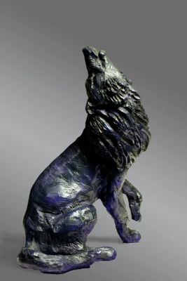 sculpture en bronze représentant un chien assis sur ses pattes arrière, sur un fond gris